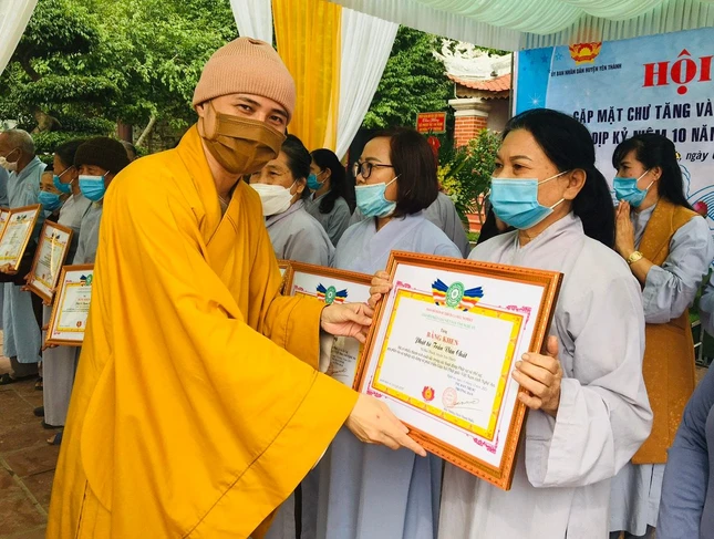 Ban Trị sự GHPGVN tỉnh trao Bằng tuyên dương công đức tới tập thể, cá nhân xuất sắc