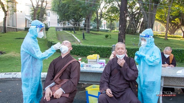 Chư tôn đức được Trung tâm Y tế TP.Thủ Đức hỗ trợ test nhanh Covid-19