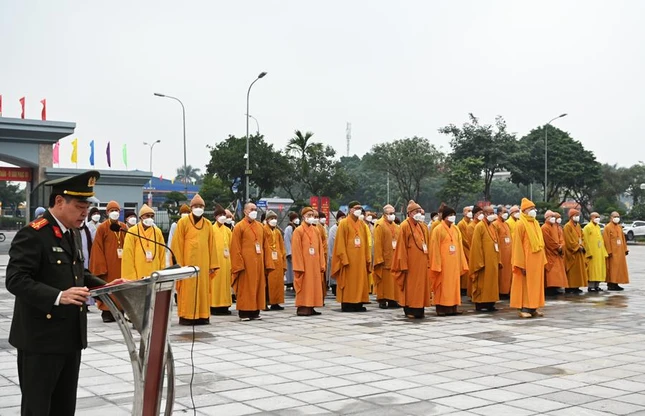Ban Trị sự GHPGVN tỉnh Nam Định tưởng niệm trước tượng đài Chủ tịch Hồ Chí Minh