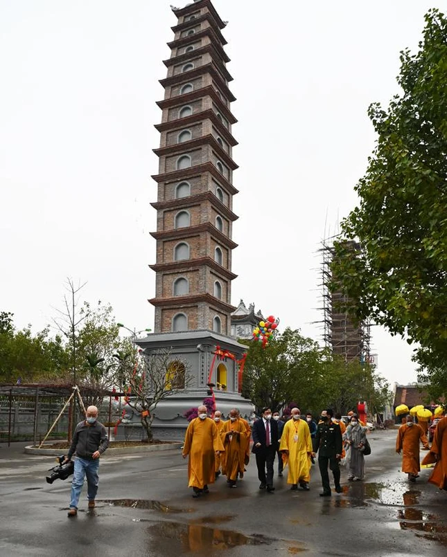 Chư tôn đức, đại biểu chính quyền tham dự lễ cắt băng khánh thành tháp Báo Ân