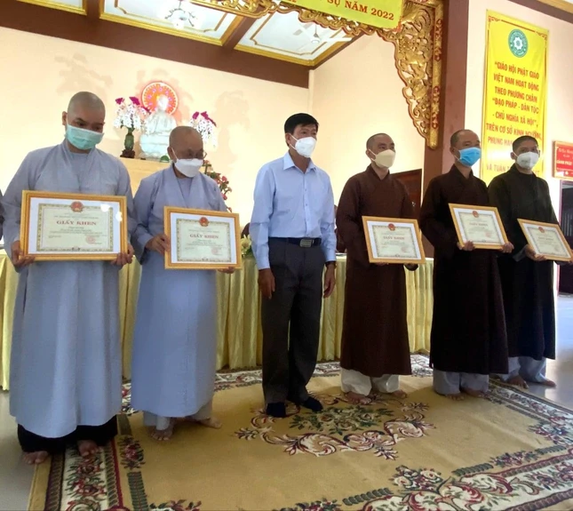 Tập thể, cá nhân tiêu biểu nhận Giấy khen