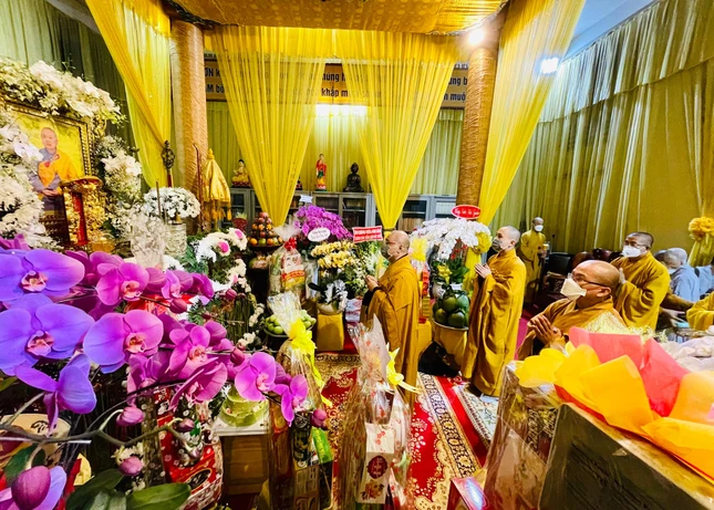 Chư tôn đức Ban Trị sự GHPGVN tỉnh Đồng Nai dâng hương tưởng niệm Chư tôn đức Ban Trị sự GHPGVN tỉnh Đồng Nai dâng hương tưởng niệm