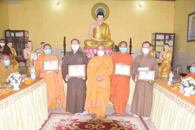 Đại đức Thích Huệ Chơn, Trưởng ban Trị sự GHPGVN huyện Châu Thành trao Bằng tuyên dương công đức đến chư Tăng Ni