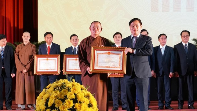 Thượng tọa Thích Thanh Hòa nhận Bằng khen của Thủ tướng Chính phủ