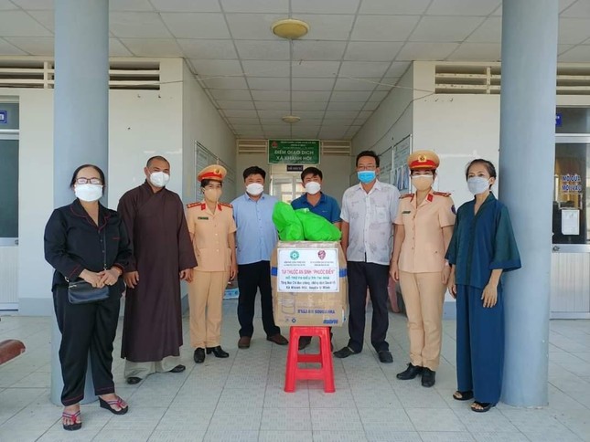 Trao tặng thuốc ở xã Khánh Hội, huyện U Minh Trao tặng thuốc ở xã Khánh Hội, huyện U Minh