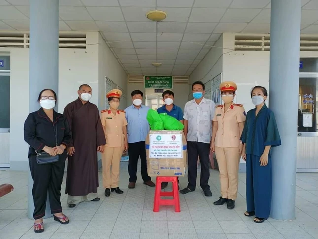 Trao tặng thuốc ở xã Khánh Hội, huyện U Minh Trao tặng thuốc ở xã Khánh Hội, huyện U Minh