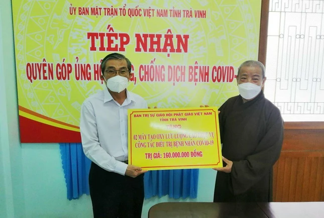 Hòa thượng Thích Trí Minh trao bảng tượng trưng tặng 2 máy tạo oxy lưu lượng cao