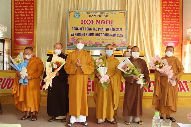 Tặng hoa chúc mừng chư tôn đức vừa được tấn phong Giáo phẩm