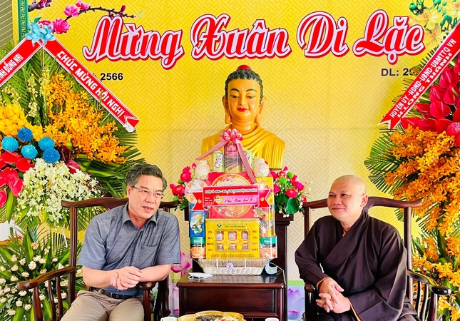 Đại đức Thích Đạt Ma Chí Hải ân cần tiếp đoàn