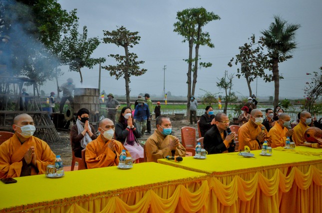 Chư tôn đức chú nguyện trước khi thực hiện nghi lễ rót đồng đúc chuông - Ảnh: T.Đ.H