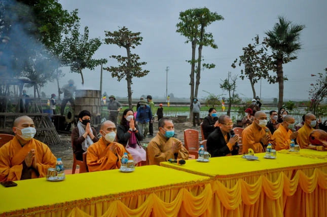 Chư tôn đức chú nguyện trước khi thực hiện nghi lễ rót đồng đúc chuông - Ảnh: T.Đ.H Chư tôn đức chú nguyện trước khi thực hiện nghi lễ rót đồng đúc chuông - Ảnh: T.Đ.H