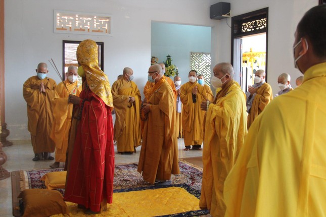 Chư tôn đức niêm hương bạch Phật