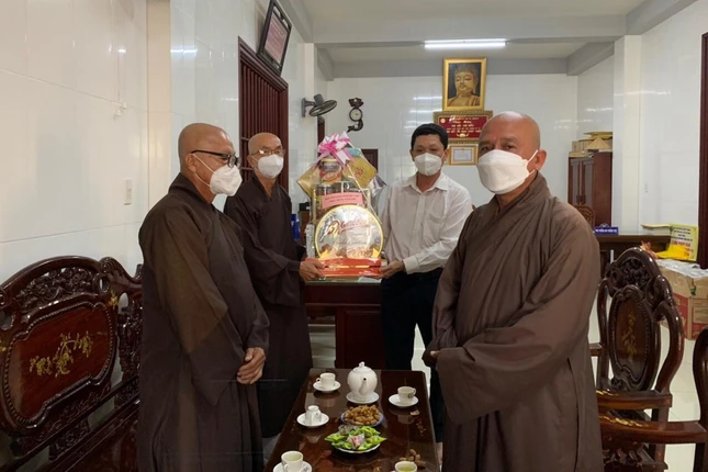 Ban Tôn giáo tỉnh Bến Tre chúc mừng năm mới đến Ban Trị sự Phật giáo tỉnh