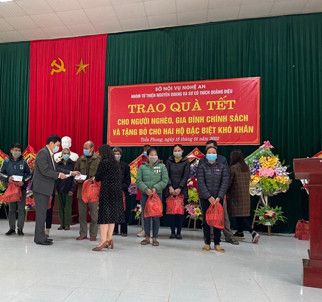 Đoàn Sở Nội vụ và nhóm Phật tử Nguyên Quang trao quà Tết cho hộ nghèo