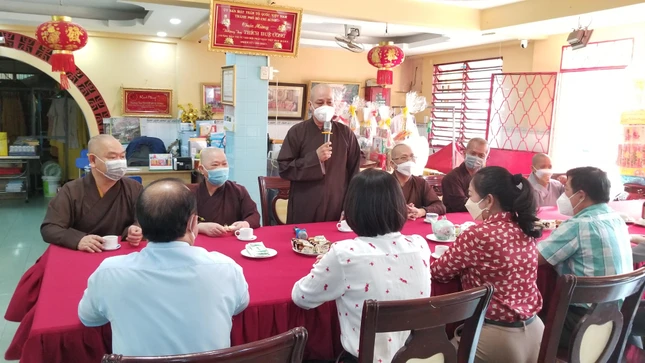 Thượng tọa Thích Huệ Công thay mặt Ban Trị sự Phật giáo quận 8 chúc Tết đến lãnh đạo chính quyền quận