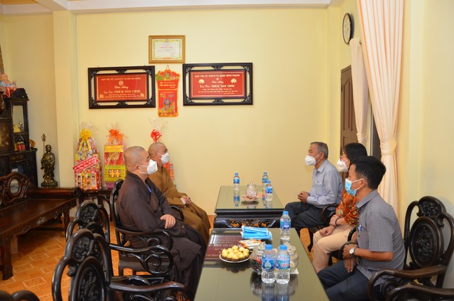 Thượng tọa Thích Tâm Chơn và Đại đức Thích Tịnh Đức tiếp đoàn Thượng tọa Thích Tâm Chơn và Đại đức Thích Tịnh Đức tiếp đoàn