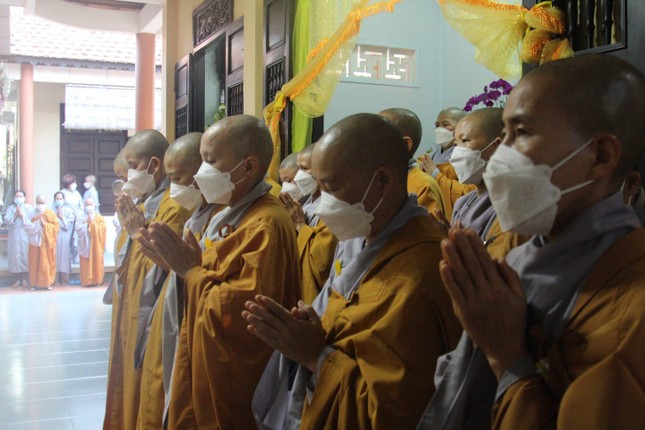 Môn đồ pháp quyến trong giờ phút tiễn biệt ân sư