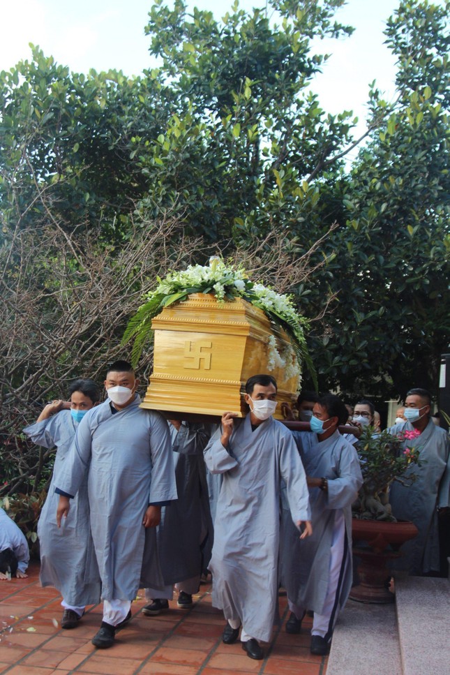 Phụng tống kim quan Ni trưởng Thích nữ Đạt Hương nhập bảo tháp