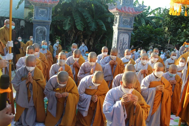 Môn đồ pháp quyến dâng hương trước bảo tháp