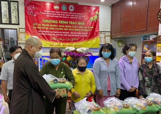 Thượng tọa Thích Trí Trường tận tay trao quà đến người dân
