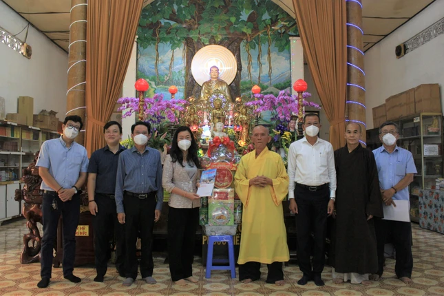 Thăm và vấn an sức khỏe Hòa thượng Thích Trí Khả, trụ trì chùa Pháp Vân trước thềm Xuân Nhâm Dần 2022