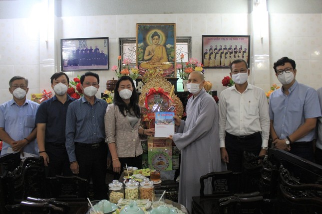 Đoàn lãnh đạo quận Bình Thạnh thăm, chúc mừng năm mới tại chùa Dược Sư