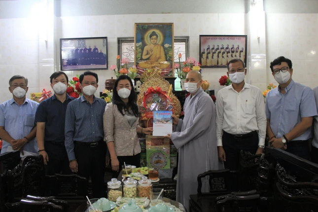 Đoàn lãnh đạo quận Bình Thạnh thăm, chúc mừng năm mới tại chùa Dược Sư