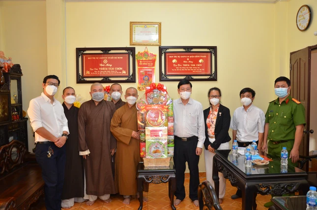 Thượng tọa Thích Tâm Chơn và các thành viên Ban Trị sự Phật giáo quận Bình Thạnh nhận quà chúc mừng năm mới 2022