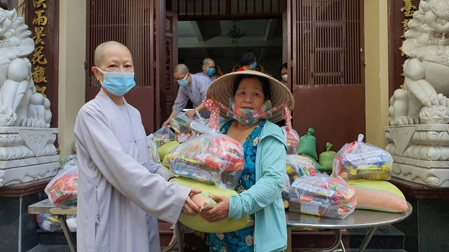 Ni sư Thích nữ Như Giác tận tay trao những phần quà đón Tết đến người nghèo