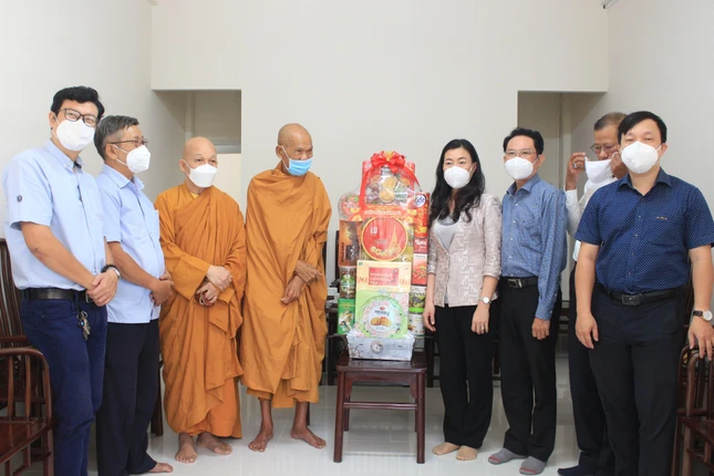 Bà Triệu Lệ Khánh, Phó Bí thư Thường trực Quận ủy vấn an sức khỏe Hòa thượng Thích Giác Tường và Thượng tọa Thích Minh Thành tại tịnh xá Trung Tâm