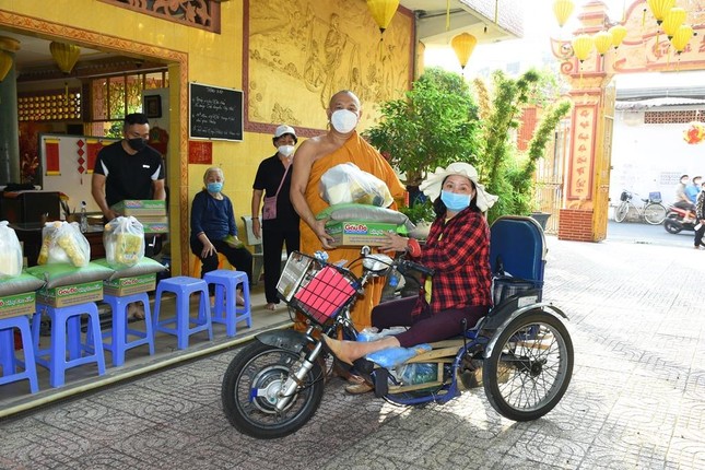 Đại đức Thích Minh Sĩ tận tay trao quà đến người dân