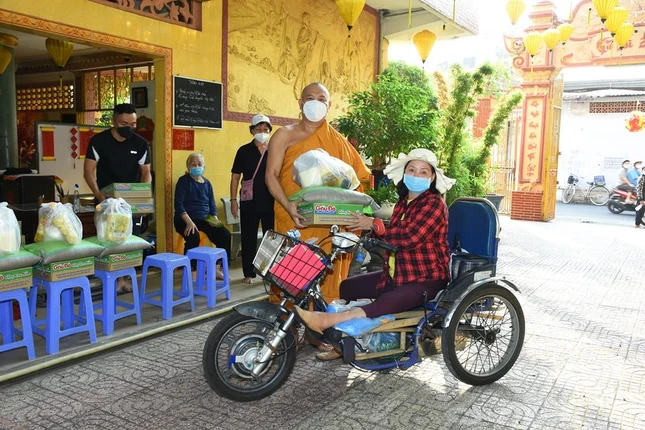 Đại đức Thích Minh Sĩ tận tay trao quà đến người dân