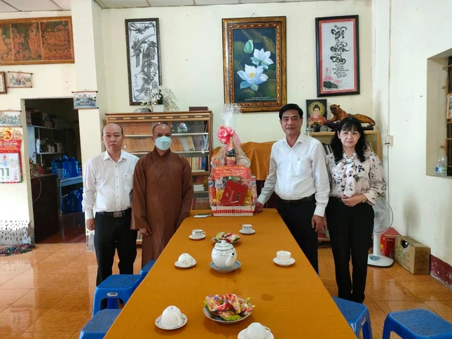 Ban Dân vận Thành ủy TP.HCM chúc Tết Ban Trị sự Phật giáo huyện Cần Giờ tại chùa Hải Đức