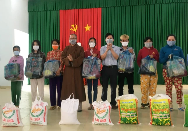 Đại đức Thích Nguyên Quả trao quà cho hộ cận nghèo tại thôn Phò Trì, xã Tân Thắng, huyện Hàm Tân, Bình Thuận