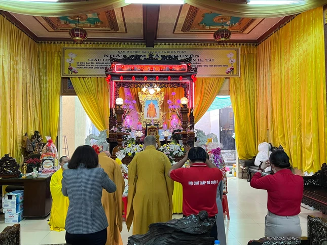 Đoàn Ban Trị sự Phật giáo quận 8 thắp hương tưởng niệm