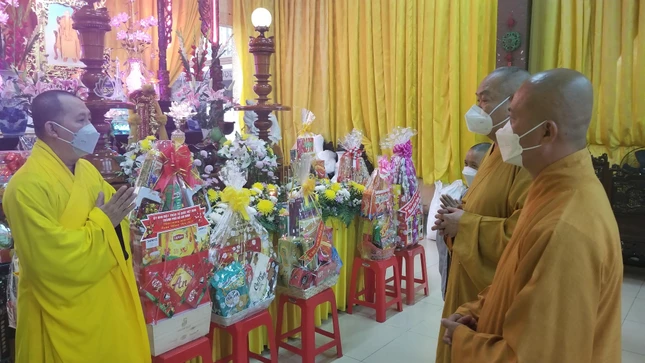 Thượng tọa Thích Huệ Công thăm hỏi, chúc mừng năm mới đến trụ trì chùa Linh Bửu