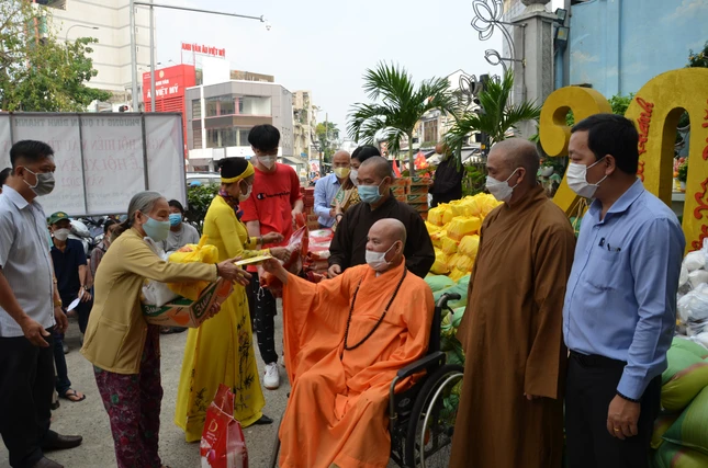 Hòa thượng viện chủ chùa Hòa Khánh tận tay trao quà đến bà con