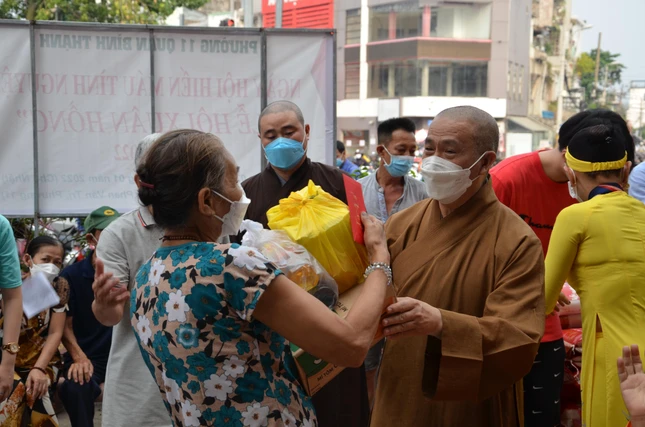 Thượng tọa Thích Tâm Chơn thăm hỏi, động viên bà con trước thềm năm mới