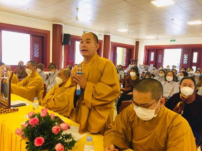 Đại đức Thích Đồng Tuệ, trụ trì chùa Hà (Nam Đàn) phát biểu đóng góp ý kiến tại hội nghị