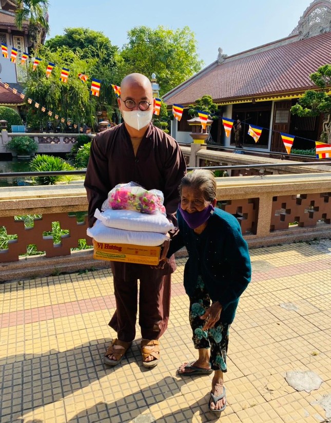 Đại đức Thích Minh Đạo tận tay trao quà