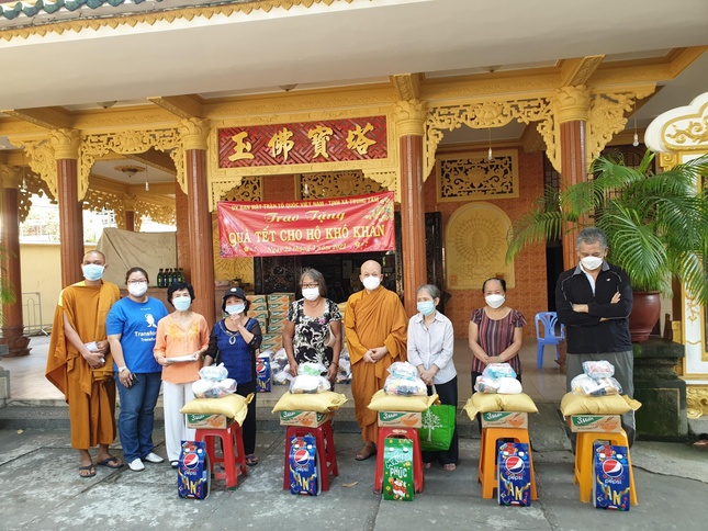 Thượng tọa Minh Lộc và Thượng tọa Minh Thành tận tay trao quà đến người dân