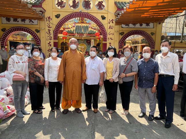 Thượng tọa Thích Huệ Công cùng các mạnh thường quân trong buổi trao quà