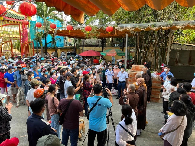 Quang cảnh buổi trao quà tại chùa Long Hoa