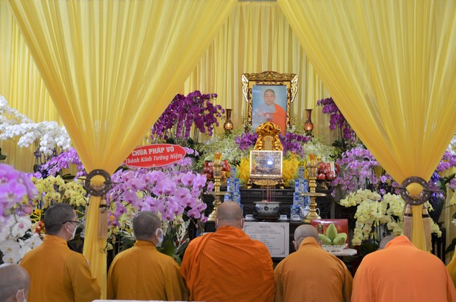 Thắp hương tưởng niệm Ni trưởng Thích nữ Như Đức tại chùa Dược Sư