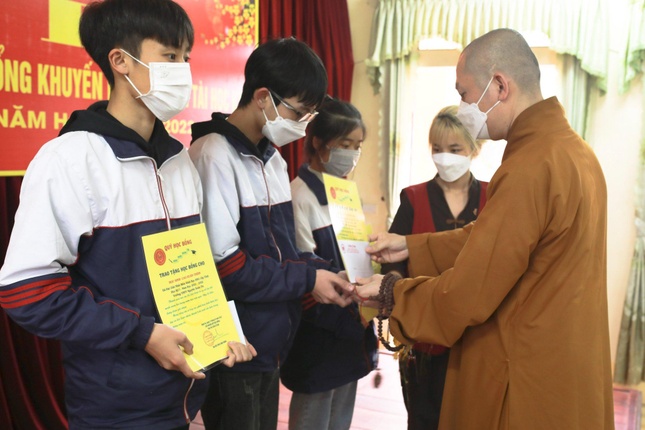 Đại đức Thích Tâm Thành trao học bổng tại Trường Trung học Phổ thông Nguyễn Xuân Ôn Đại đức Thích Tâm Thành trao học bổng tại Trường Trung học Phổ thông Nguyễn Xuân Ôn