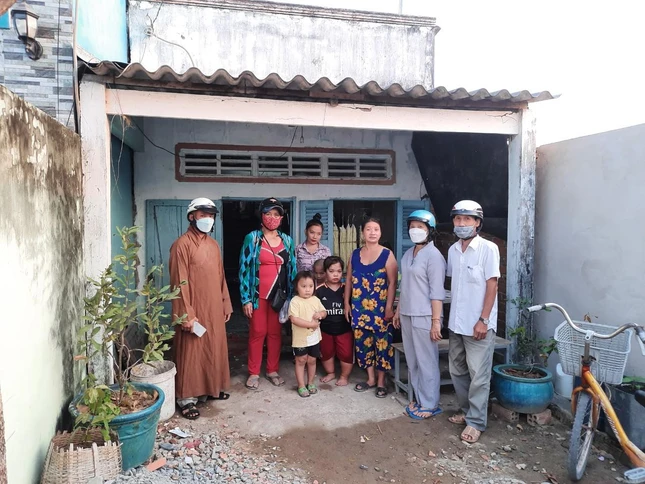 Chư Tăng chùa Hải Đức tặng quà Tết đến hộ nghèo