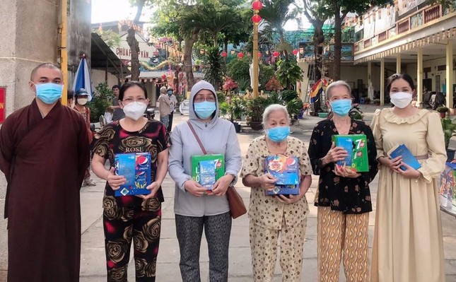 Chùa Pháp Vân tặng quà đến các hộ gia đình nghèo