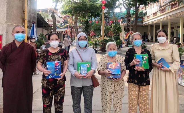 Chùa Pháp Vân tặng quà đến các hộ gia đình nghèo