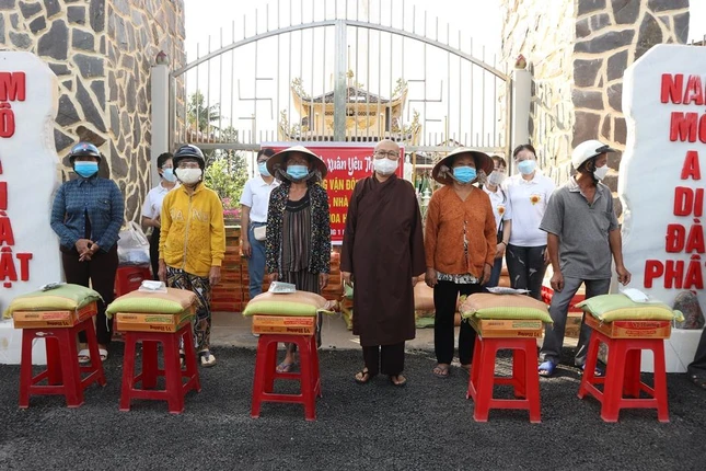 Sư cô Thích nữ Huệ Ngọc tặng quà đến người nghèo