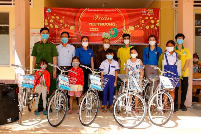 Nhóm sinh viên thiện nguyện Pháp Vân trao xe đạp cho các em học sinh có hoàn cảnh khó khăn